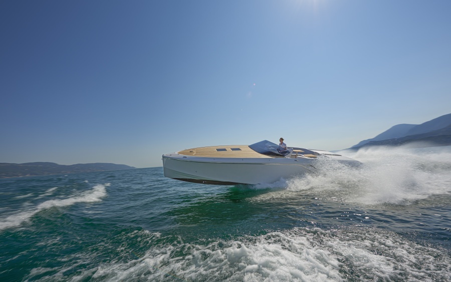 Frauscher 1212 Ghost: Supercar Styling, Seaworthy Soul