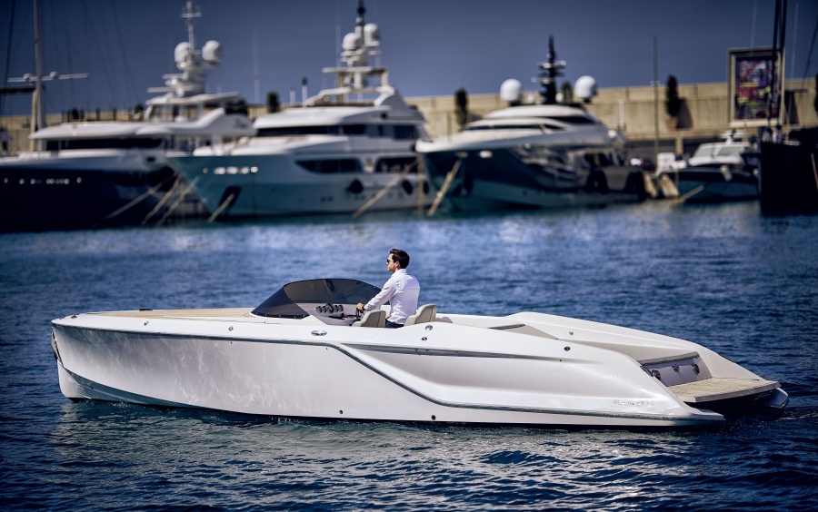 Frauscher 858 Fantom: Aggressive Lines, Refined Control