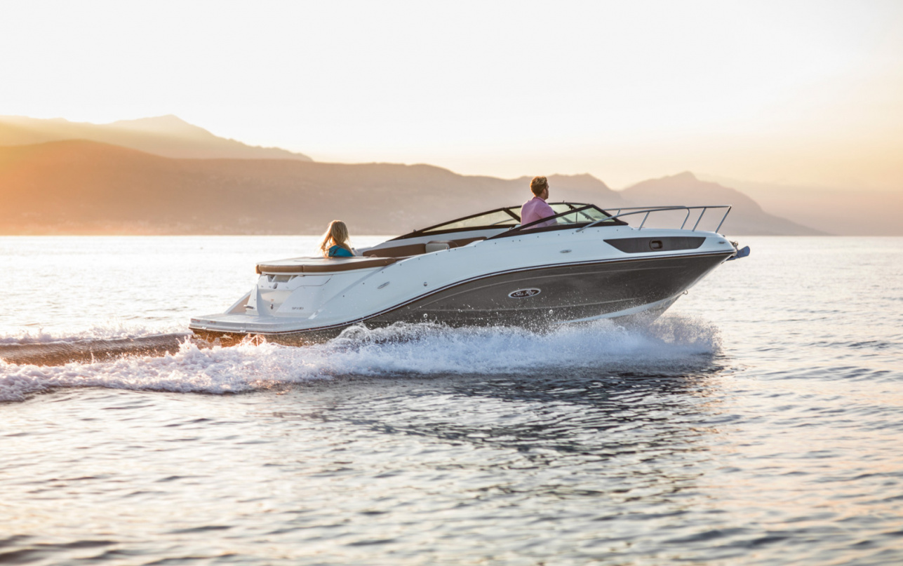 Sea Ray 230 SunSport: compact yet functional