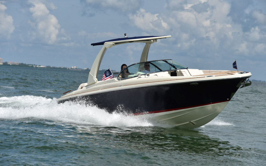 Chris-Craft Launch 28 GT: Timeless Style and Practical Design