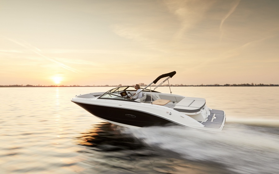 Sea Ray 230 SPX: Spacious, Social, and Watersports-Ready