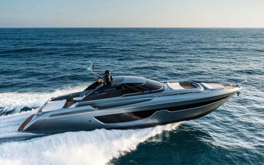 Riva 76 Bahamas Super: a cabrio-coupe 