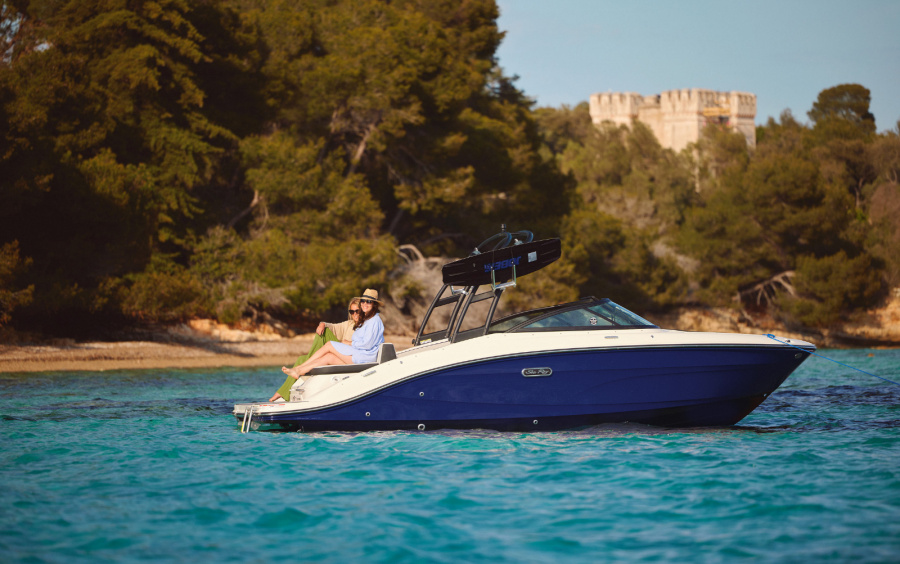 Sea Ray 210 SPX: endless fun on the water