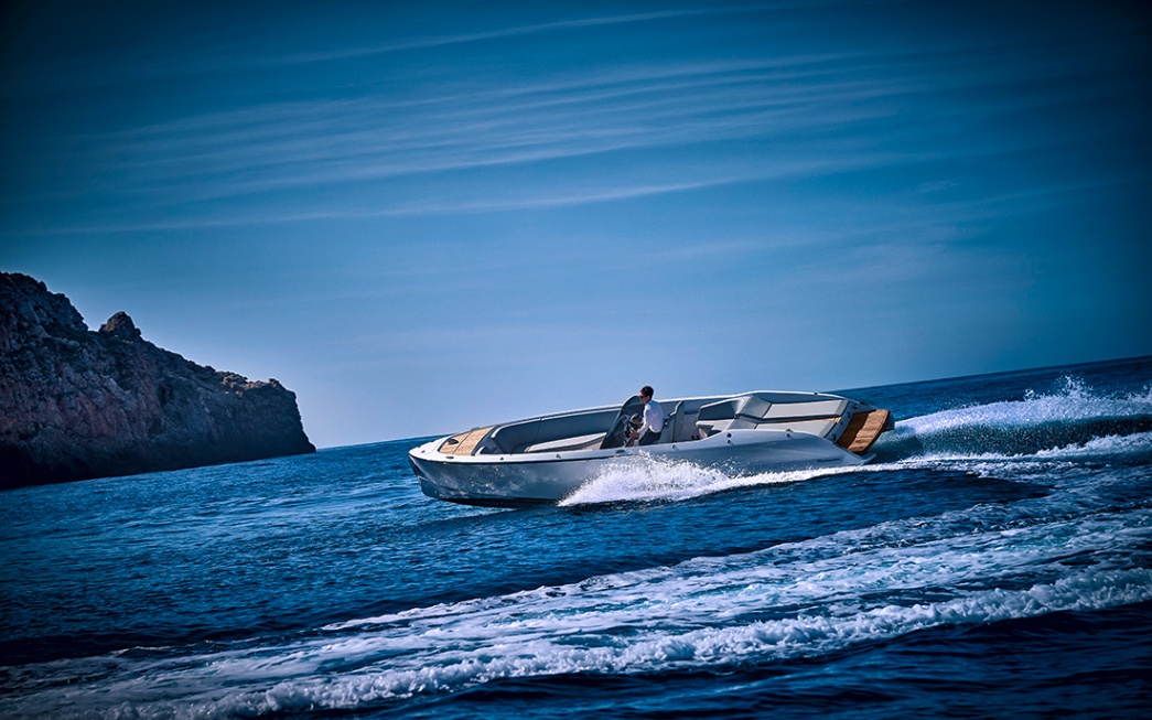 Frauscher 858 Fantom: A Fusion of Power and Refinement