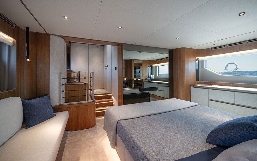 Ferretti-Yahts-670(3).jpg