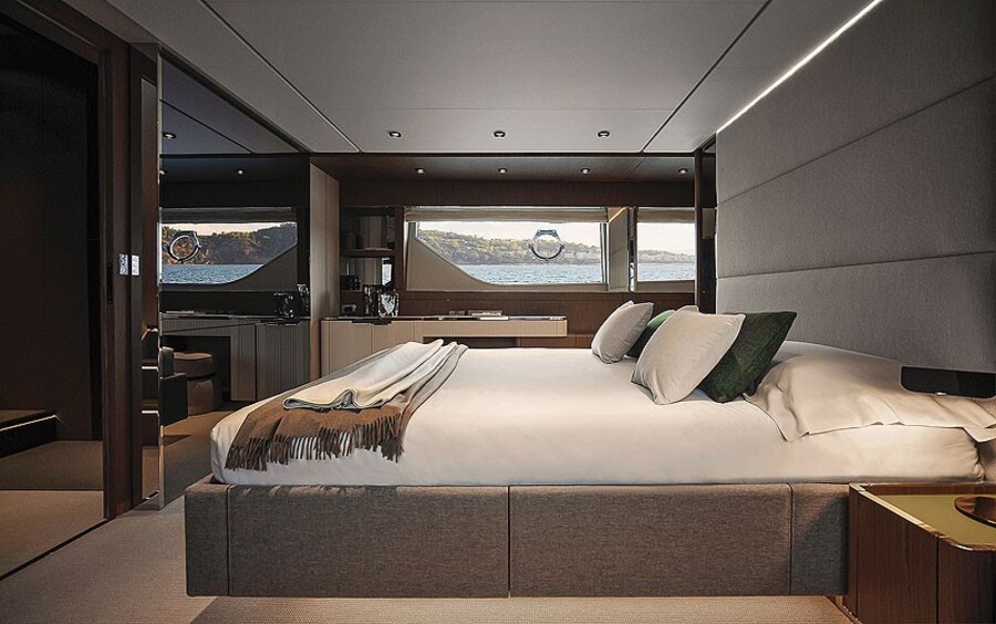 Ferretti Yachts 780(2).jpg