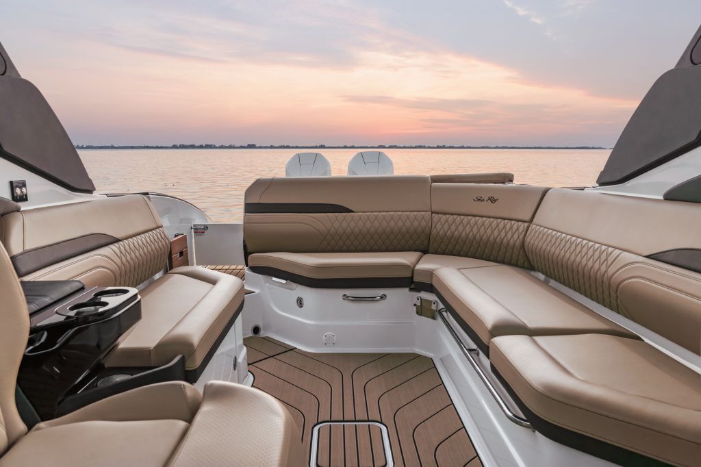 2024-SLX-280-Outboard-SXO280-cockpit-seating-05655-select.jpg
