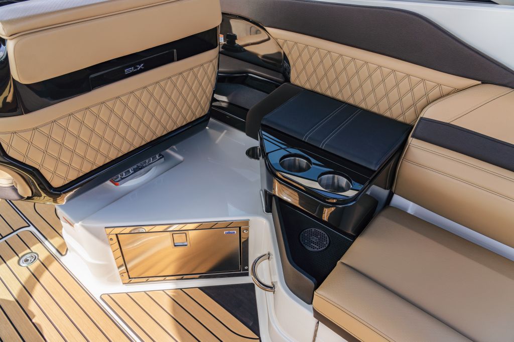 2024-SLX-280-Outboard-SXO280-cockpit-refrigerator-end-table-03304.jpg