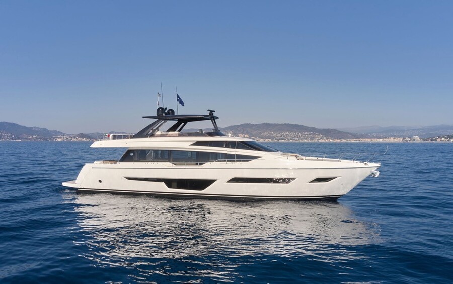 Ferretti-Yahts-780(1).jpg